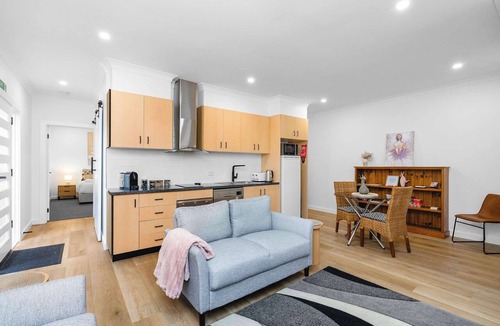 Wagga Wagga House | Pirouette Place - Private Retreat, Heart of Wagga