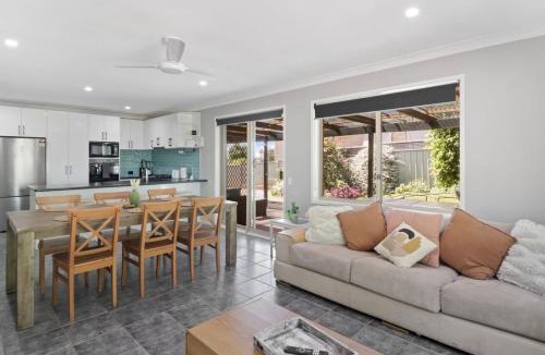 Bonnells Bay House | Play and Pool Bonnells Bay
