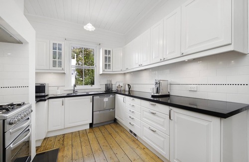 Wentworth Falls House | Poet’s Cottage c1912 Scenic Hikes, Fire, Spa Bath
