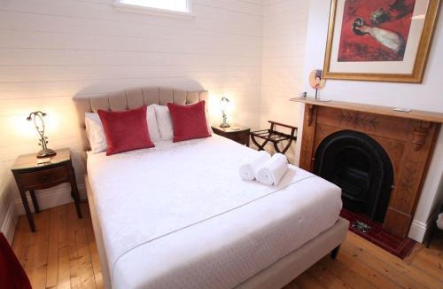 Wentworth Falls House | Poets Cottage c1912 Scenic Hikes, Fire, Spa Bath