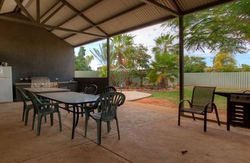 Exmouth House | Poinciana - Right in the centre of town, walking to restaurants and shops.