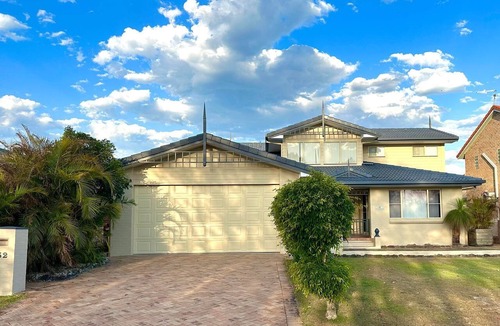 Yamba House | Ponderosa - Pet-Friendly Waterfront Luxury with a Private Pontoon - Holiday Yamba