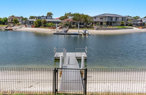 Yamba House | Ponderosa - Pet-Friendly Waterfront Luxury with a Private Pontoon - Holiday Yamba