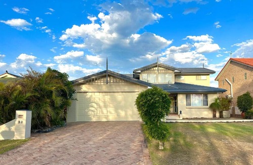 Yamba House | Ponderosa - Pet-Friendly Waterfront Luxury with a Private Pontoon - Holiday Yamba