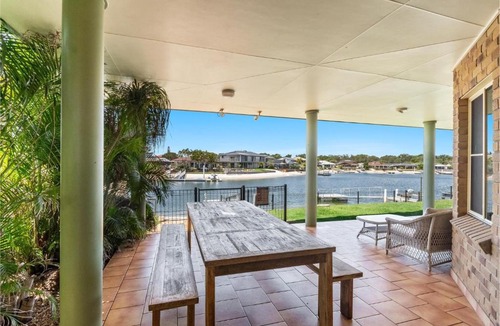 Yamba House | Ponderosa - Pet-Friendly Waterfront Luxury with a Private Pontoon - Holiday Yamba