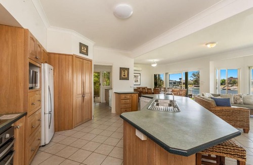 Yamba House | Ponderosa - Pet-Friendly Waterfront Luxury with a Private Pontoon - Holiday Yamba