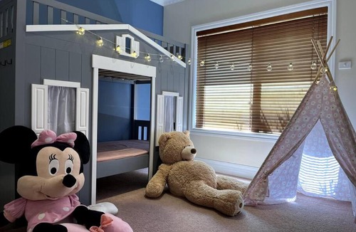 Werribee Villa | Pool,Kids&Garden Family Getaway