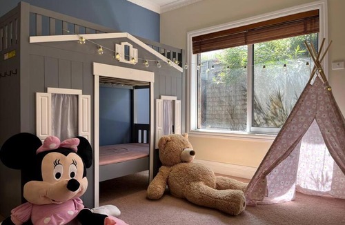 Werribee Villa | Pool,Kids&Garden Family Getaway