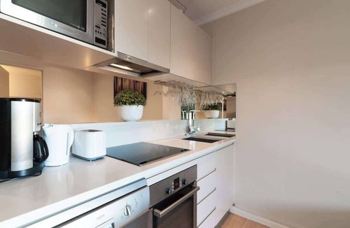 Surry Hills Apartment | Pool Sauna Gym Walk to CBD