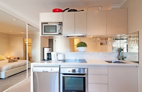 Surry Hills Apartment | Pool Sauna Gym Walk to CBD