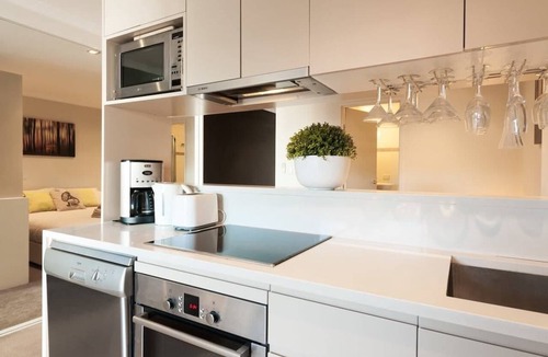 Surry Hills Apartment | Pool Sauna Gym Walk to CBD