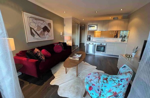Surry Hills Apartment | Pool Sauna Gym Walk to CBD