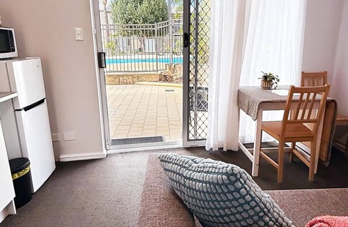 Mandurah Apartment | Pool View Studio | 3 Min Walk to Beach | Marina & Foreshore