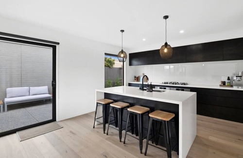 Torquay House | Poolside Haven: Relax by the Beach