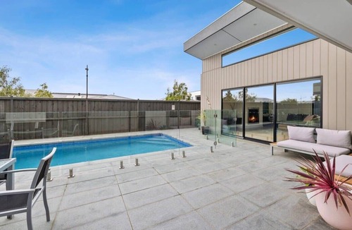 Torquay House | Poolside Haven: Relax by the Beach