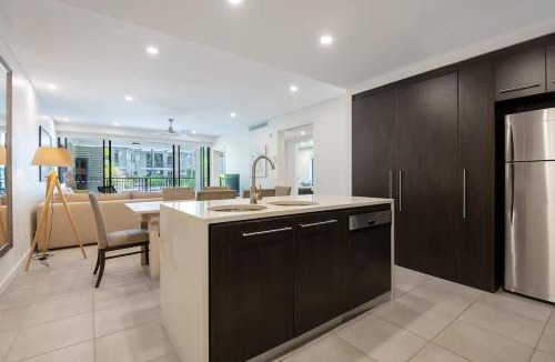 Craiglie Apartment | Poolside Relaxation - Resort Retreat with Beach Access