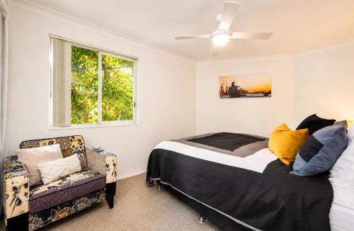 Fremantle Apartment | Poolside RetreatNear FremantleKing Bedcar park