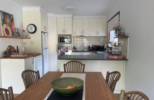 Clunes House | Poppies@Clunes Centrally located 80s-style home Cosy, comfortable & relaxing !