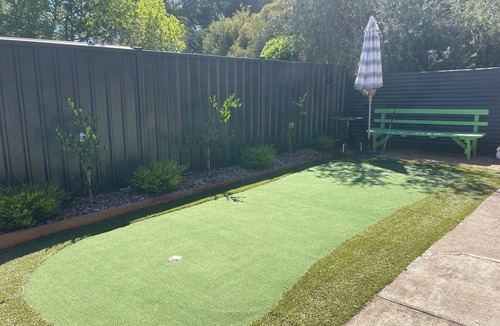 Clunes House | Poppies@Clunes Centrally located 80s-style home Cosy, comfortable & relaxing !