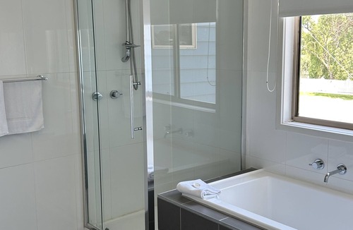 Portarlington Hotel | Portarlington Beach Motel