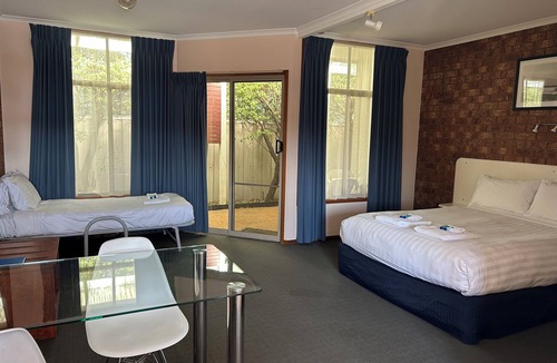 Portarlington Hotel | Portarlington Beach Motel