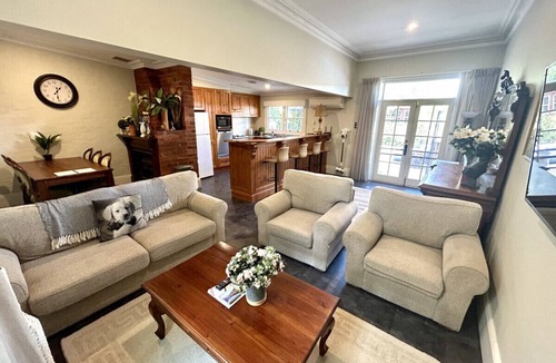 Albury House | Porters Cottage Garden | Hot Tub Pet Friendly Walk to Dean Street