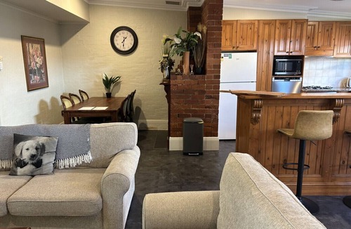 Albury House | Porters Cottage Garden | Hot Tub Pet Friendly Walk to Dean Street