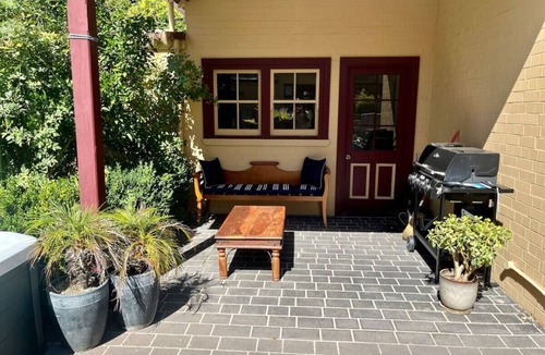 Albury House | Porters Cottage Oasis | Hot Tub Pet Friendly Walk to Dean Street