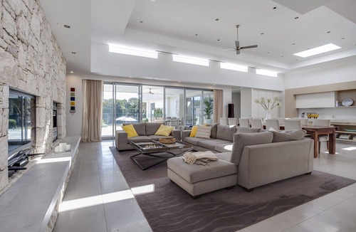 Portsea House | PORTSEA PERFECTION, EXQUISITE POOL, TENNIS COURT, LUXURIOUS & OPULENT.