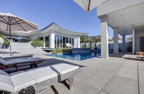 Portsea House | PORTSEA PERFECTION, EXQUISITE POOL, TENNIS COURT, LUXURIOUS & OPULENT.