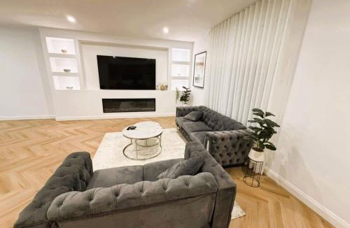 Donnybrook House | Premium Comfort - Elegant 4BR Donnybrook Retreat