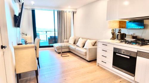 Clayton Apartment | Premium Twin King Ensuites apartment with Double Sofa Bed at M-city Apartment Complex - Infinite Mountain View - Monash Uni & Hospital Clayton, 3168, Victoria, Australia - Free parking, Wifi, Amenities, Tea and Coffee
