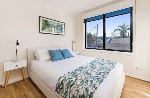 East Melbourne Apartment | Prime Location 1 Bedroom Apartment near MCG with Parking