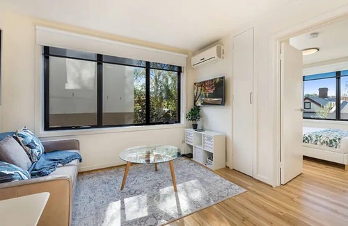 East Melbourne Apartment | Prime Location 1 Bedroom Apartment near MCG with Parking