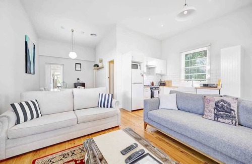 Bletchington House | Prince Street Cottage - Pet Friendly
