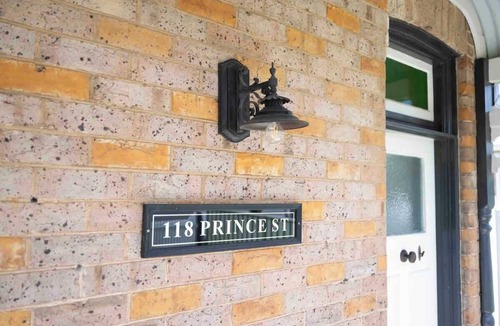 Bletchington House | Prince Street Cottage - Pet Friendly