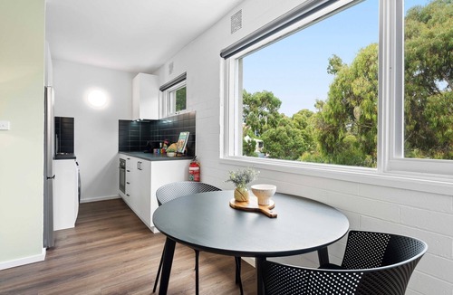 Parkville Apartment | Pristine 1-Bed Unit Moments from Royal Park