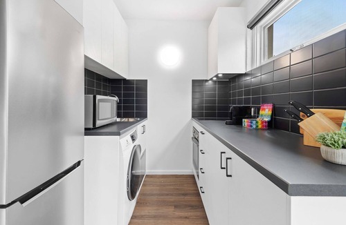 Parkville Apartment | Pristine 1-Bed Unit Moments from Royal Park