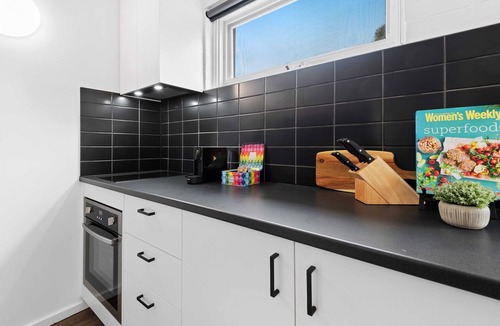 Parkville Apartment | Pristine 1-Bed Unit Moments from Royal Park
