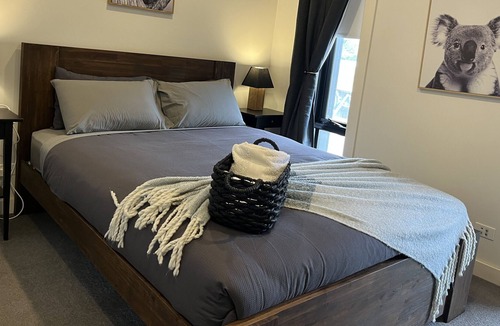 Kew Apartment | Pristine apartment in Kew School Zone, Walk to Glenferrie Rd, great PT links
