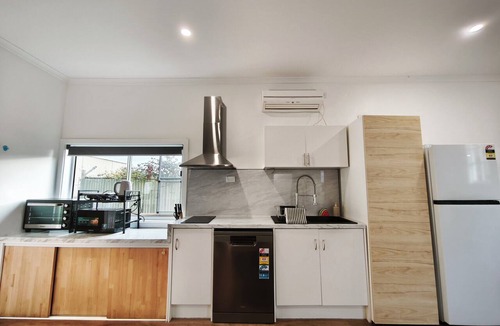 Glenorchy House | Private 1-bedroom Retreat near MONA with Kitchen, Bath, and NBN WiFi