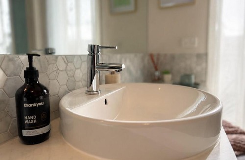 Lyndhurst Apartment | Private 1BR Retreat with Ensuite & Kitchenette