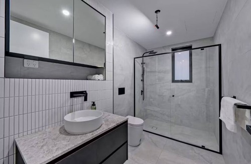 Peakhurst House | Private 2BR Suite with Separate Entry In Peakhurst