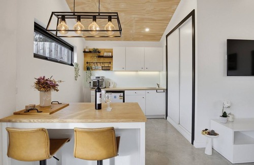 Normanville Apartment | Private Coastal Studio – Couples Getaway | 5 min to Normanville Beach