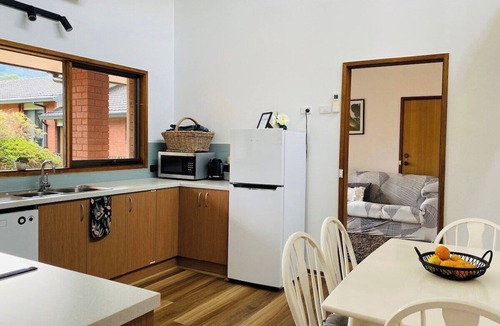 East Warburton House | Private Cottage with Exclusive Riverside Bathhouse