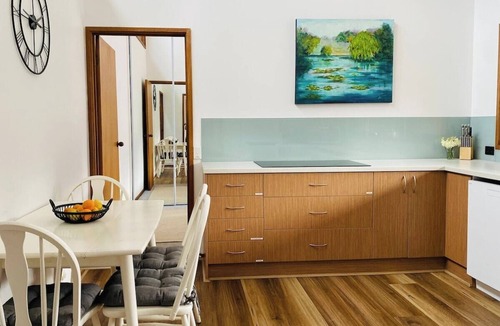 East Warburton House | Private Cottage with Exclusive Riverside Bathhouse