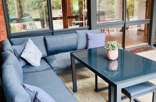 East Warburton House | Private Cottage with Exclusive Riverside Bathhouse