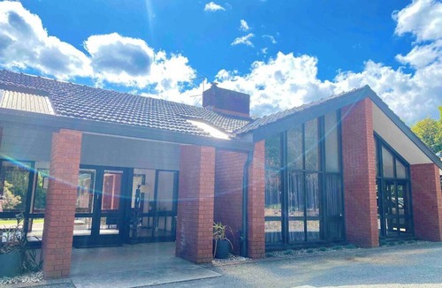 East Warburton House | Private Cottage with Exclusive Riverside Bathhouse