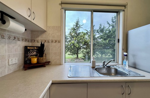 Werribee South House | Private Farmhouse & Paddock Available.nParking for horse float, boat, caravan.
