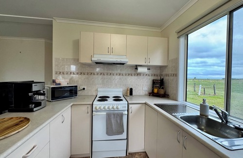 Werribee South House | Private Farmhouse & Paddock Available.nParking for horse float, boat, caravan.